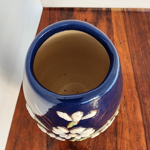 Stunning Blue Vase with White Daisy Flowers - Picture 3 of 5